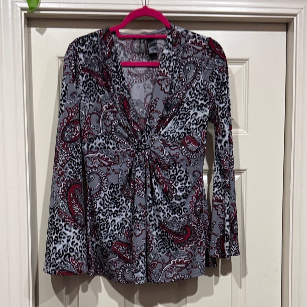Bisou Bisou Gray and Red Paisley Blouse - Picture 4 of 8